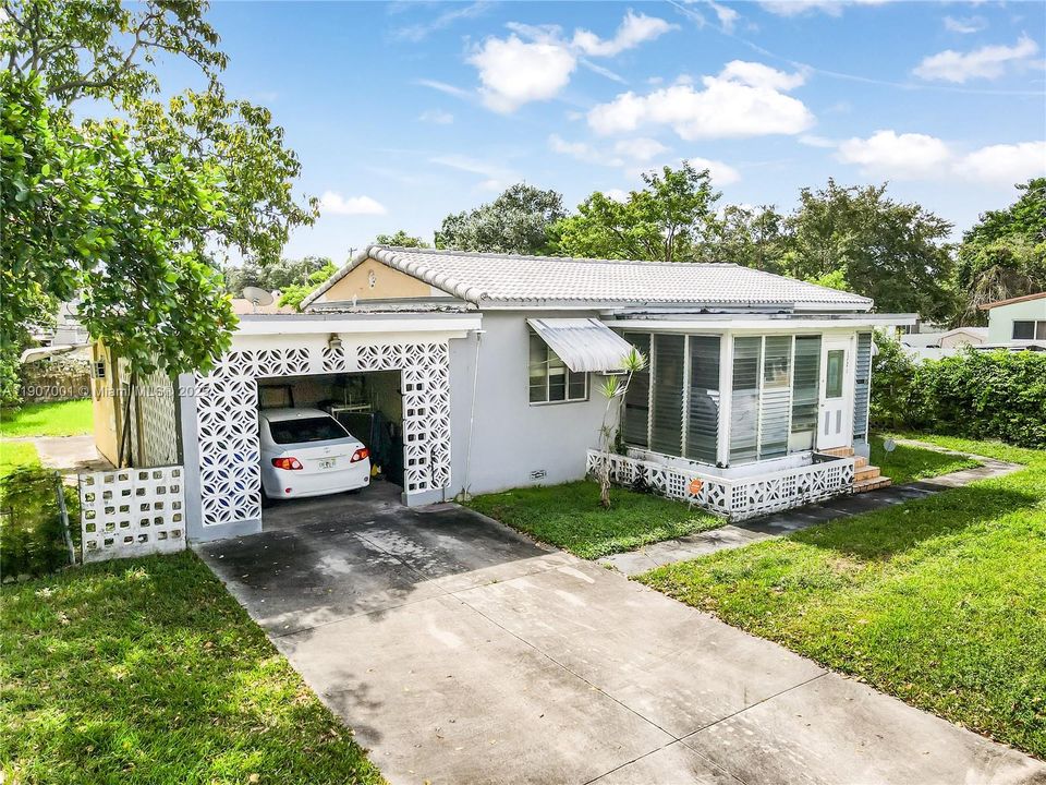 Active With Contract: $399,990 (2 beds, 1 baths, 1410 Square Feet)