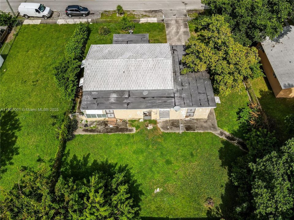 Active With Contract: $399,990 (2 beds, 1 baths, 1410 Square Feet)