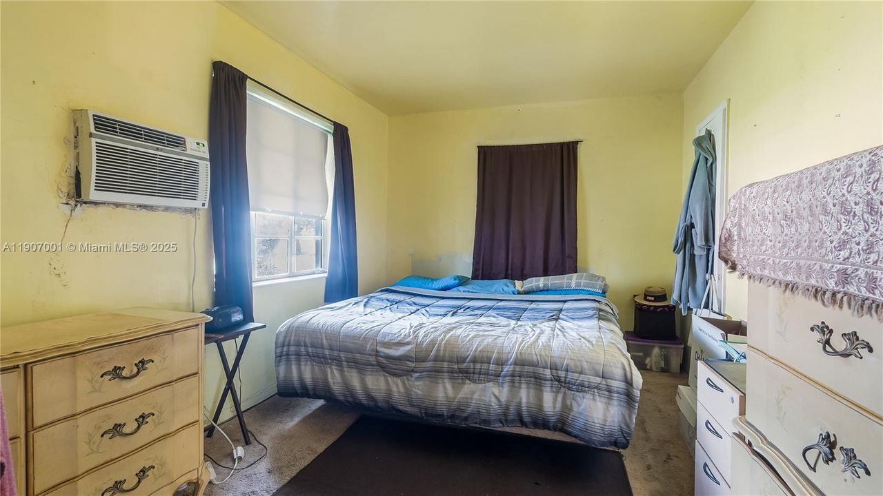 Active With Contract: $399,990 (2 beds, 1 baths, 1410 Square Feet)