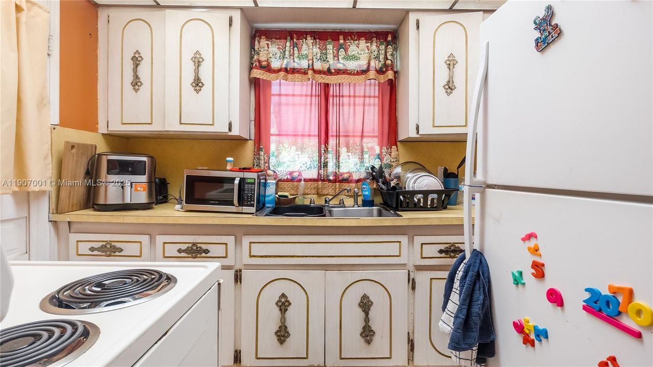 Active With Contract: $399,990 (2 beds, 1 baths, 1410 Square Feet)