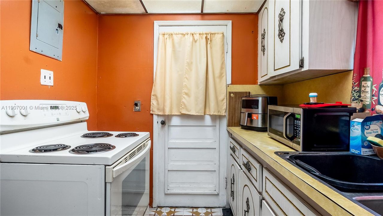 Active With Contract: $399,990 (2 beds, 1 baths, 1410 Square Feet)