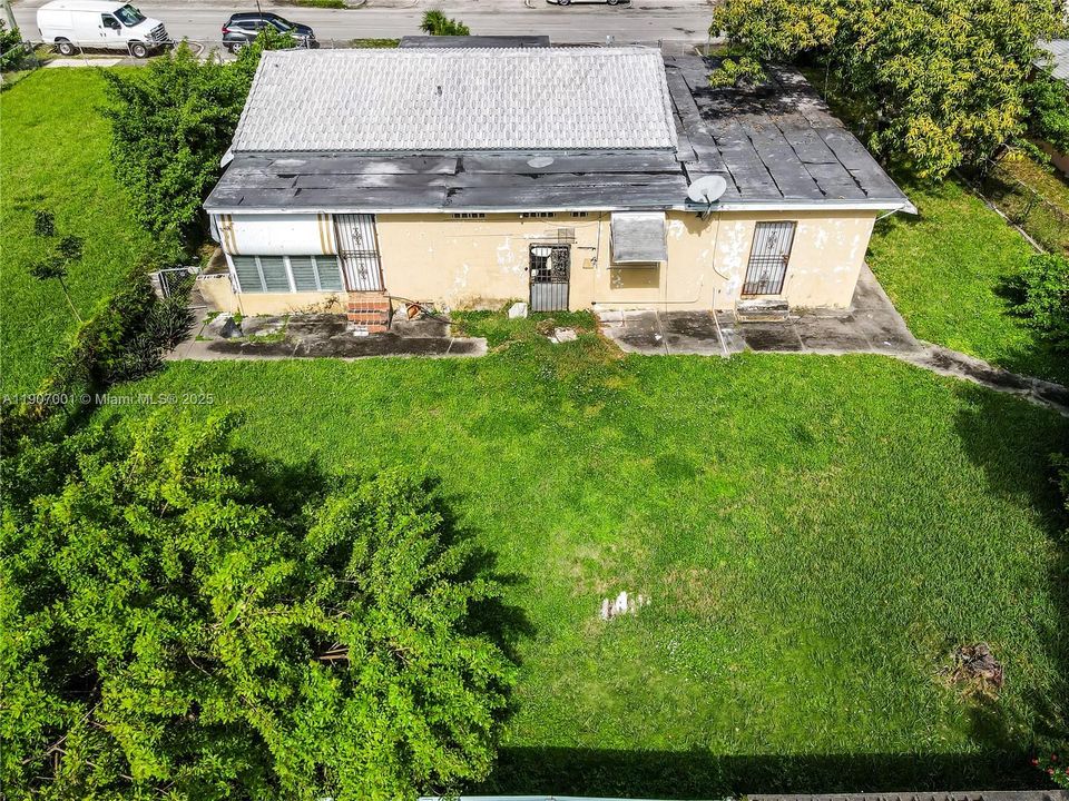 Active With Contract: $399,990 (2 beds, 1 baths, 1410 Square Feet)