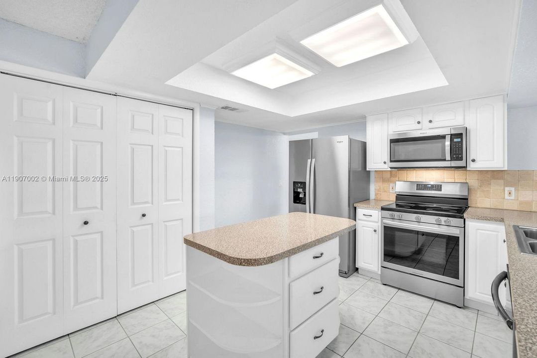 待售: $685,000 (4 贝兹, 2 浴室, 1865 平方英尺)