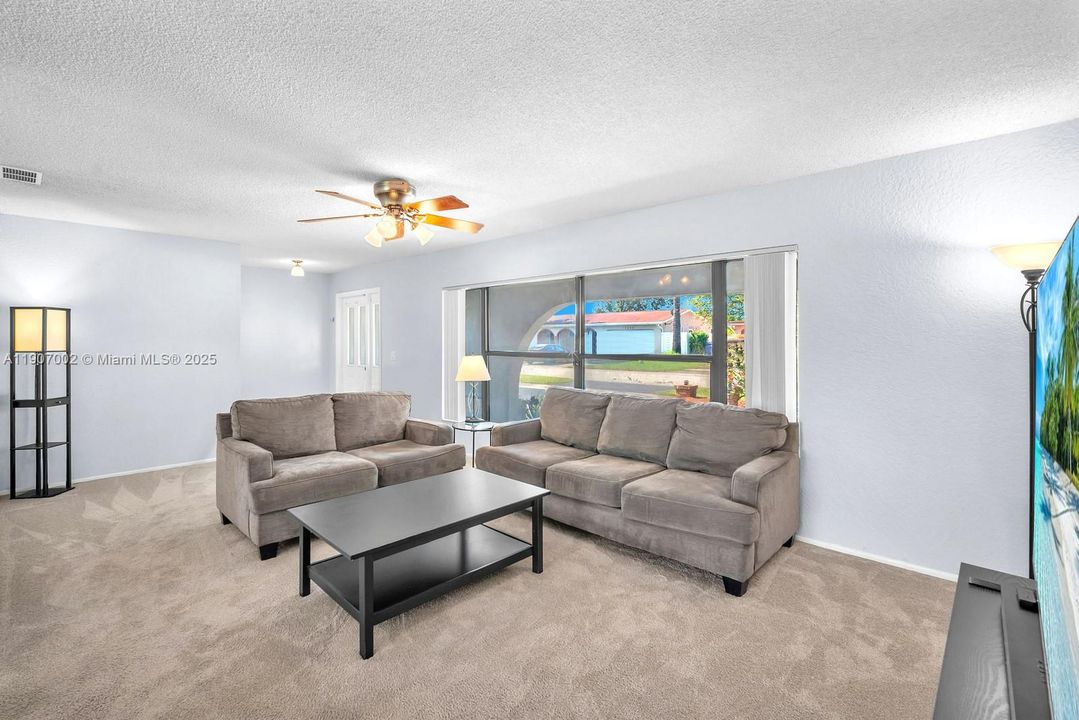 待售: $685,000 (4 贝兹, 2 浴室, 1865 平方英尺)