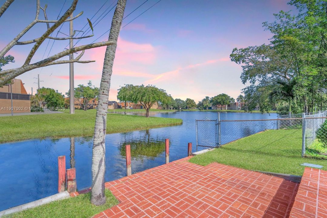 待售: $685,000 (4 贝兹, 2 浴室, 1865 平方英尺)