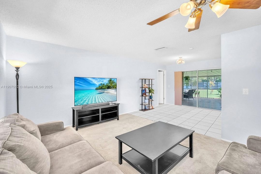 待售: $685,000 (4 贝兹, 2 浴室, 1865 平方英尺)