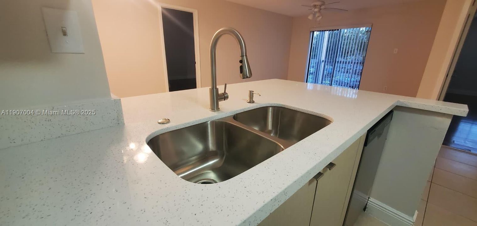 NEW QUARTZ COUNTERTOP