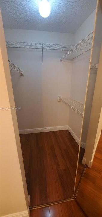 WALKING CLOSET