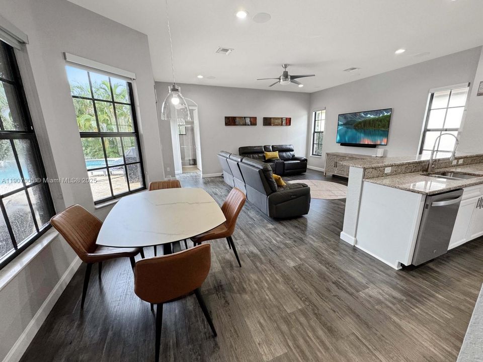 待售: $1,195,000 (4 贝兹, 3 浴室, 2480 平方英尺)