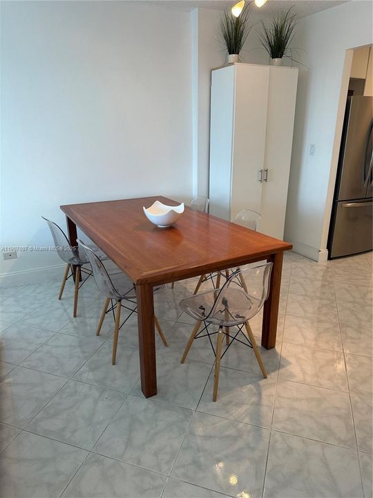 出租: $7,200 (2 贝兹, 1 浴室, 960 平方英尺)