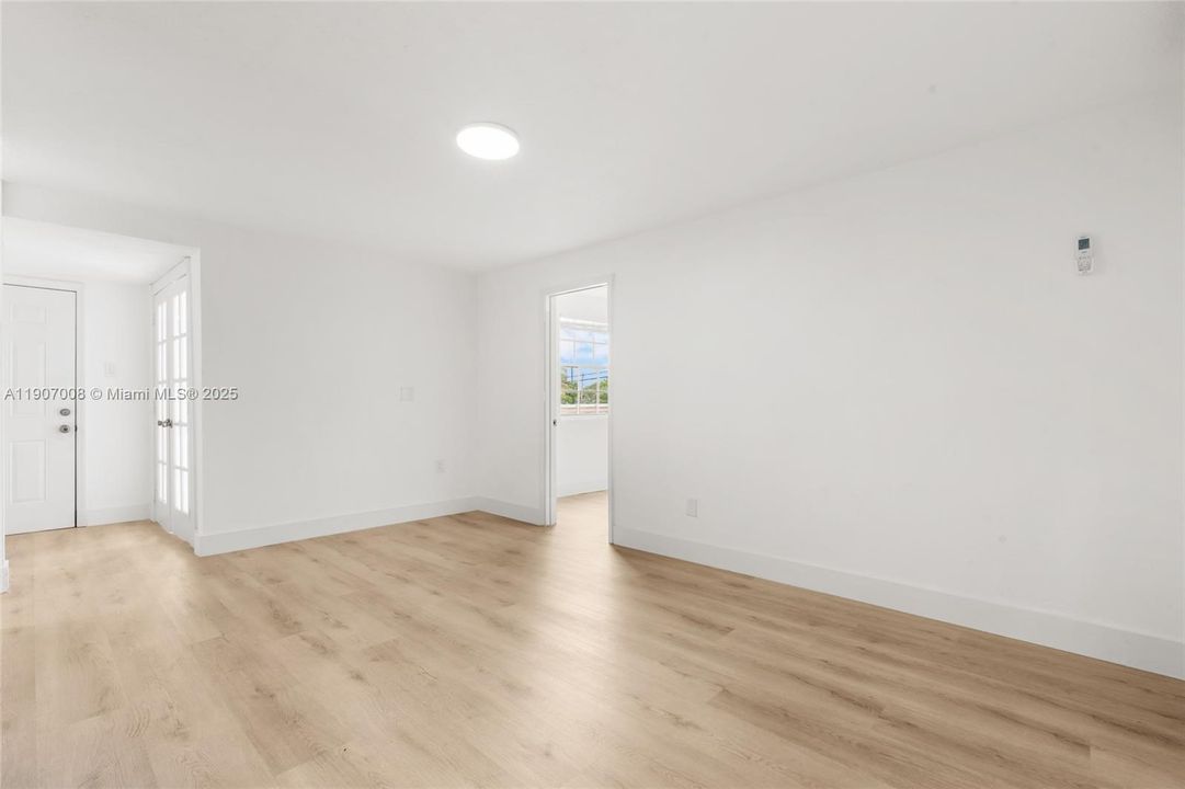 合同活跃: $2,350 (2 贝兹, 2 浴室, 930 平方英尺)