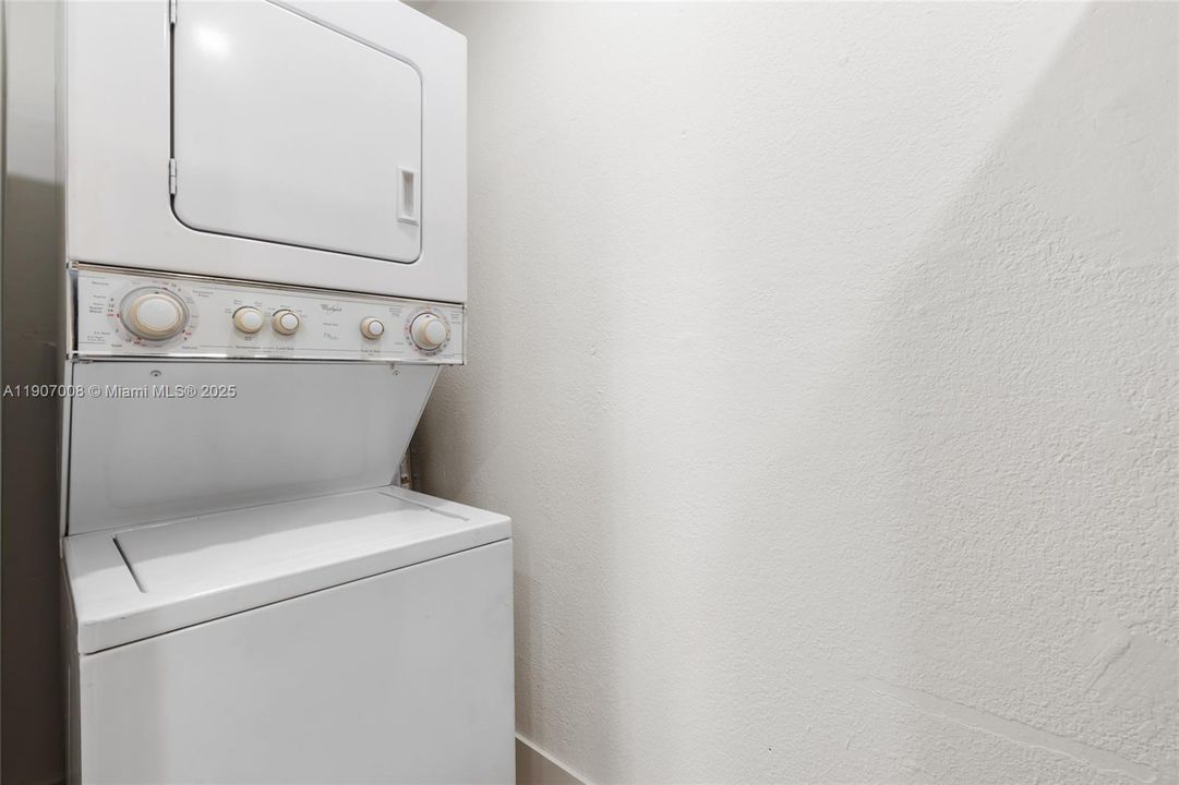 合同活跃: $2,350 (2 贝兹, 2 浴室, 930 平方英尺)