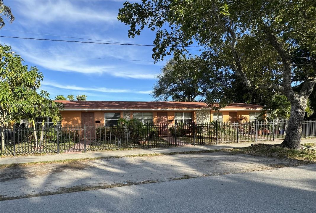 For Rent: $2,200 (2 beds, 2 baths, 927 Square Feet)