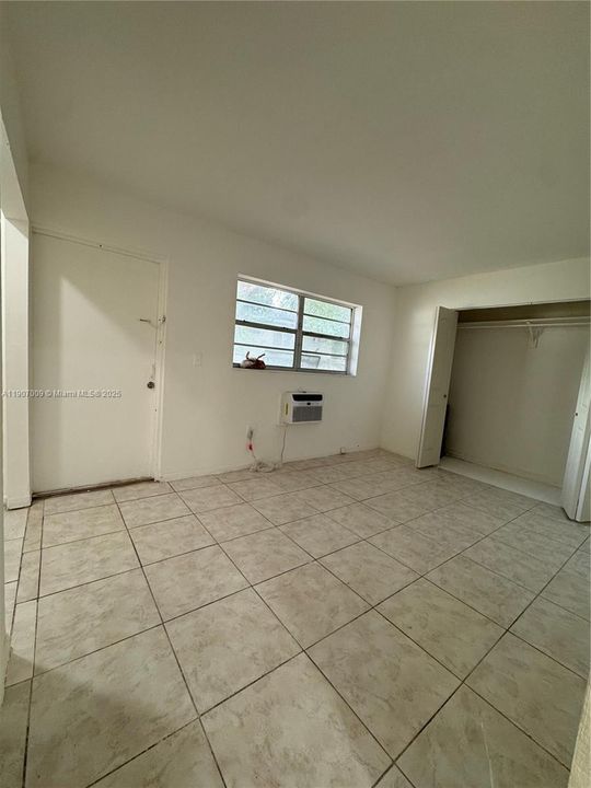For Rent: $2,200 (2 beds, 2 baths, 927 Square Feet)