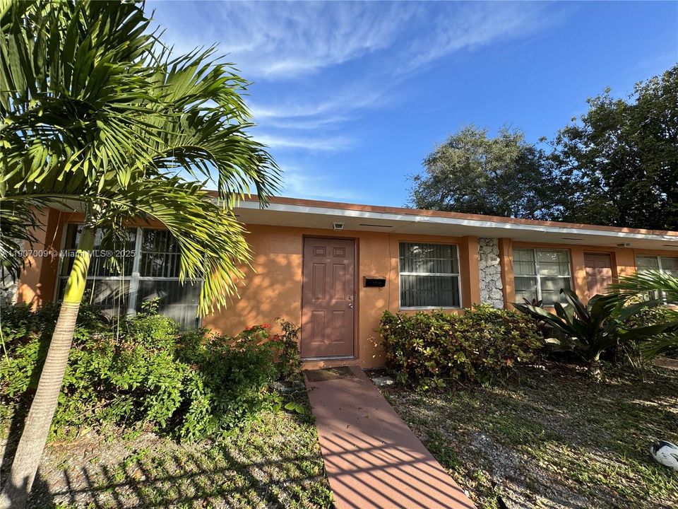 For Rent: $2,200 (2 beds, 2 baths, 927 Square Feet)