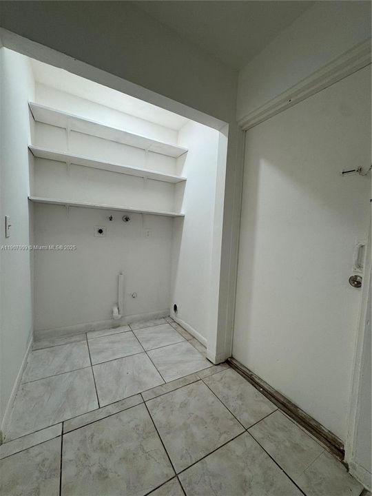 For Rent: $2,200 (2 beds, 2 baths, 927 Square Feet)