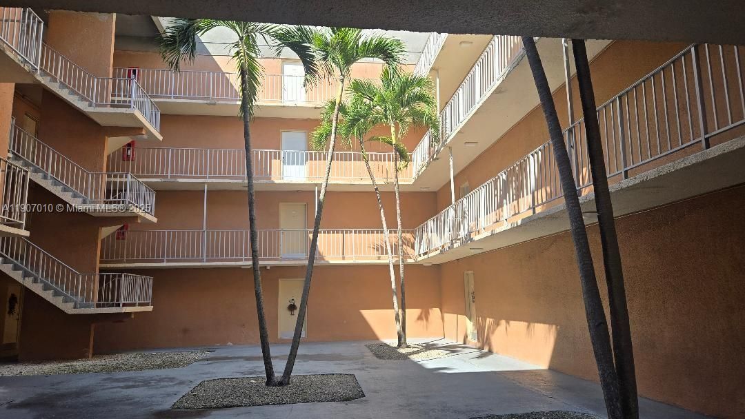 В аренду: $2,300 (2 спален, 2 ванн, 1070 Квадратных фут)