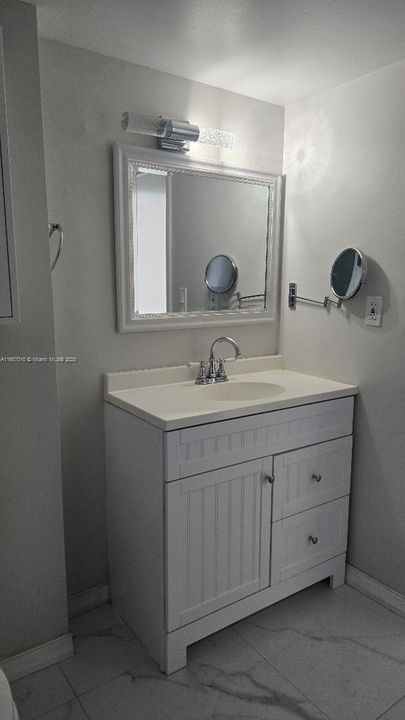 В аренду: $2,300 (2 спален, 2 ванн, 1070 Квадратных фут)