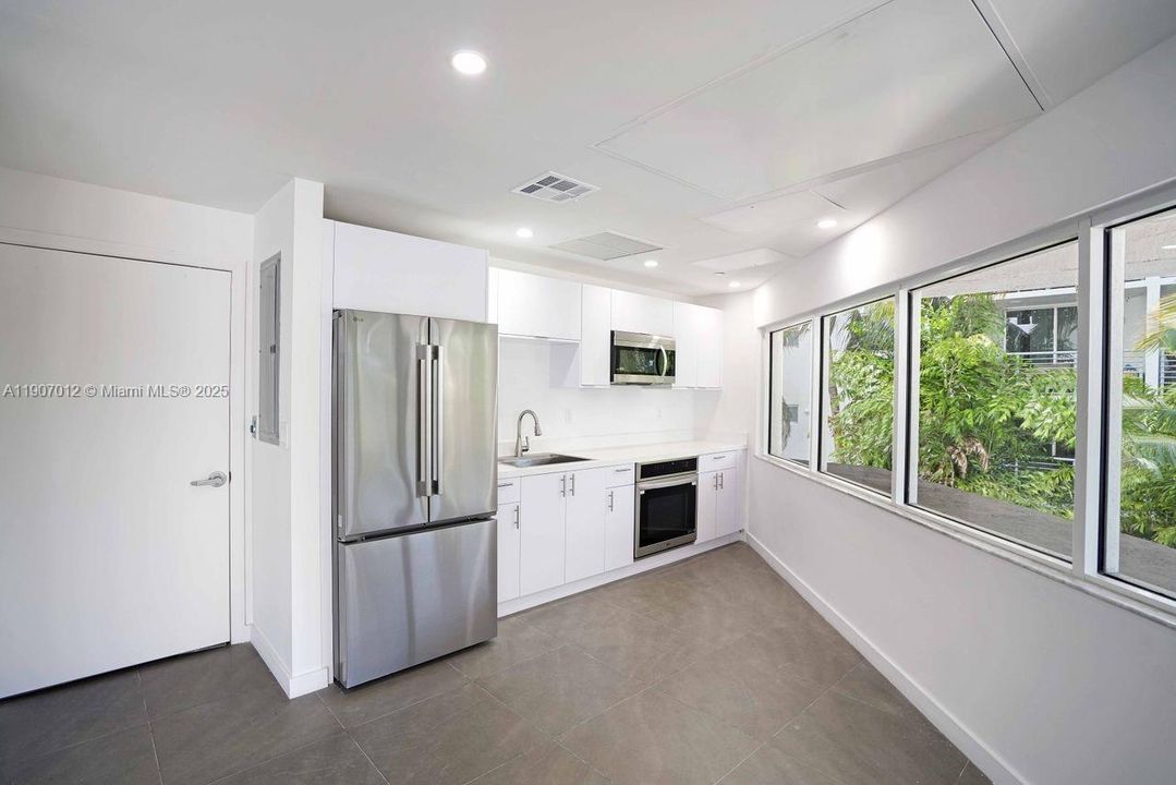 For Sale: $975,000 (2 beds, 2 baths, 890 Square Feet)