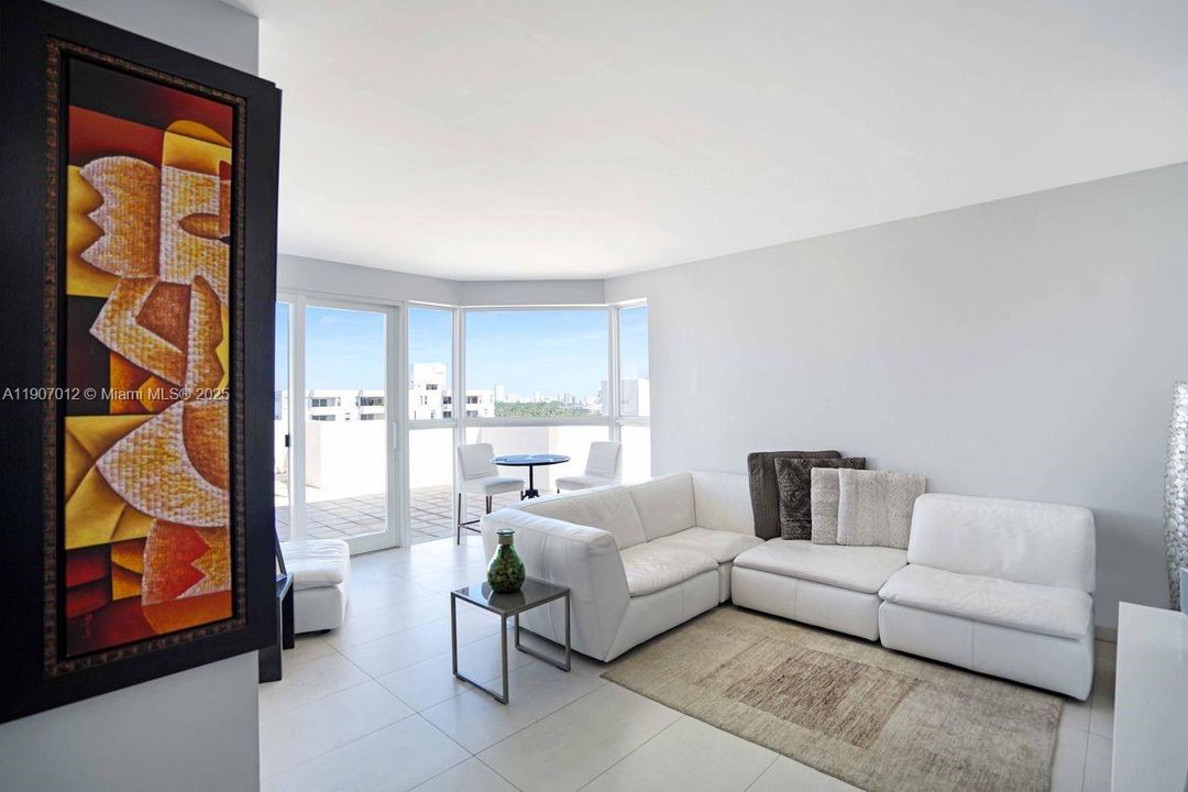 For Sale: $975,000 (2 beds, 2 baths, 890 Square Feet)