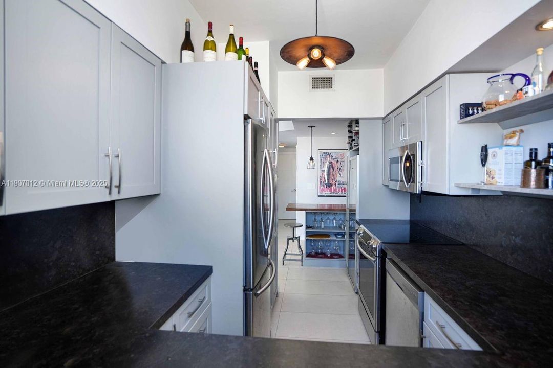 For Sale: $975,000 (2 beds, 2 baths, 890 Square Feet)