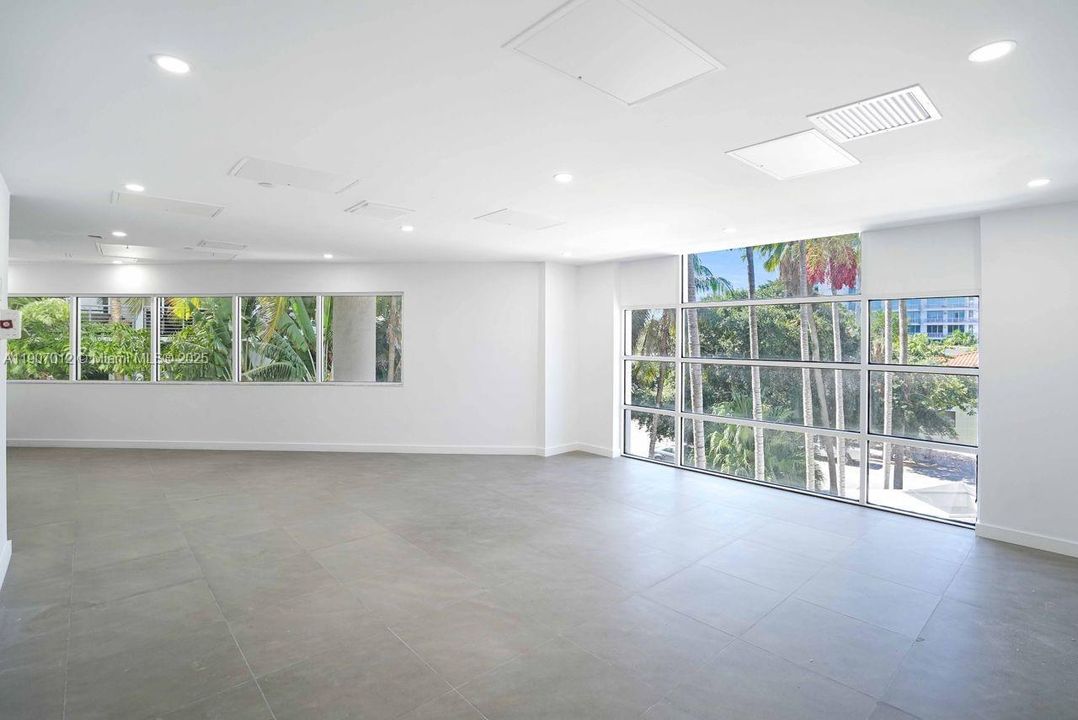 For Sale: $975,000 (2 beds, 2 baths, 890 Square Feet)