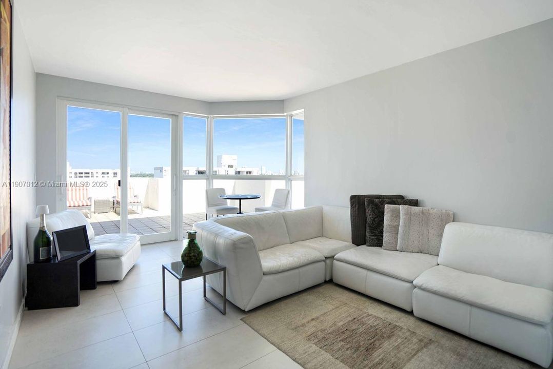 For Sale: $975,000 (2 beds, 2 baths, 890 Square Feet)