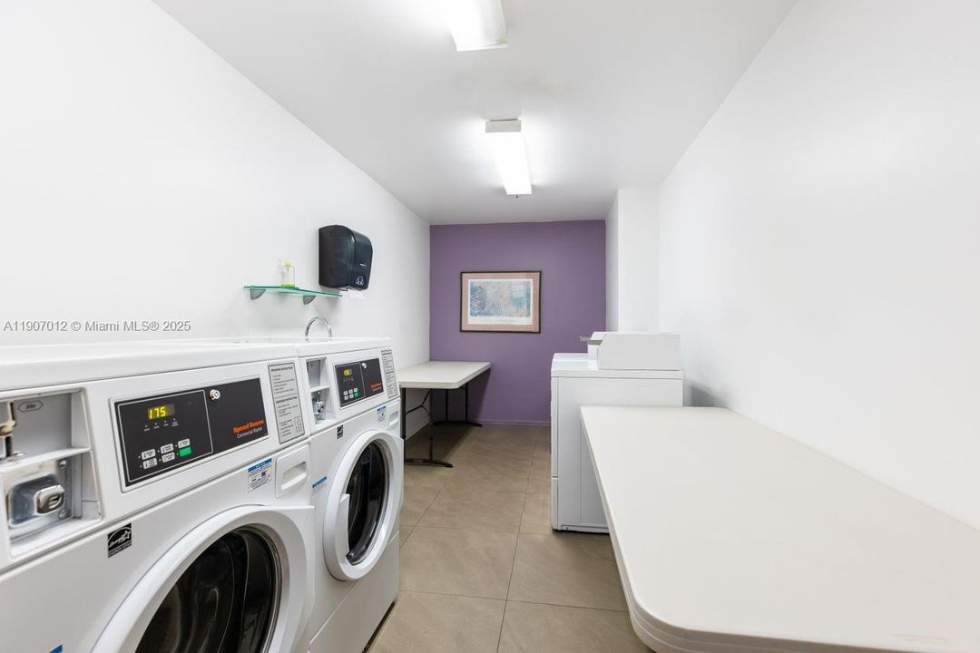 For Sale: $975,000 (2 beds, 2 baths, 890 Square Feet)