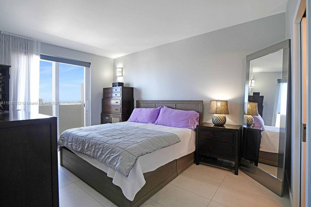 For Sale: $975,000 (2 beds, 2 baths, 890 Square Feet)