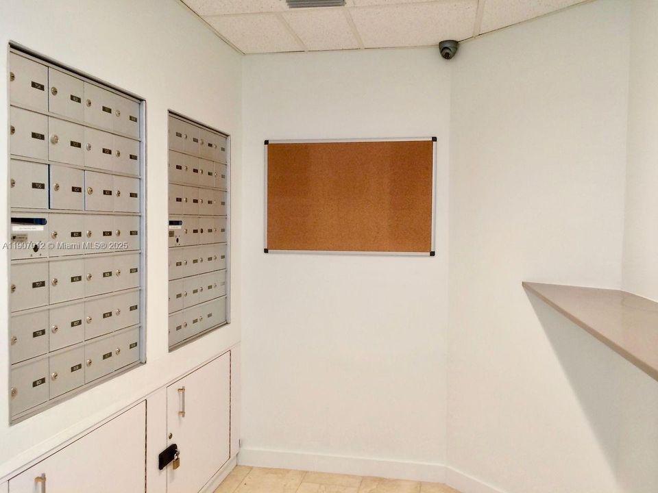 For Sale: $975,000 (2 beds, 2 baths, 890 Square Feet)