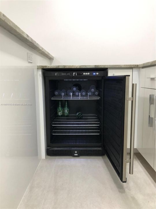 合同活跃: $2,200 (2 贝兹, 1 浴室, 924 平方英尺)