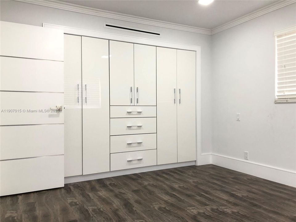 合同活跃: $2,200 (2 贝兹, 1 浴室, 924 平方英尺)