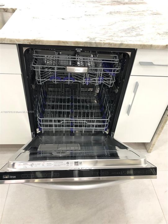 合同活跃: $2,200 (2 贝兹, 1 浴室, 924 平方英尺)