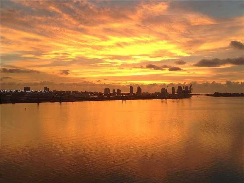 For Rent: $3,800 (2 beds, 2 baths, 1065 Square Feet)