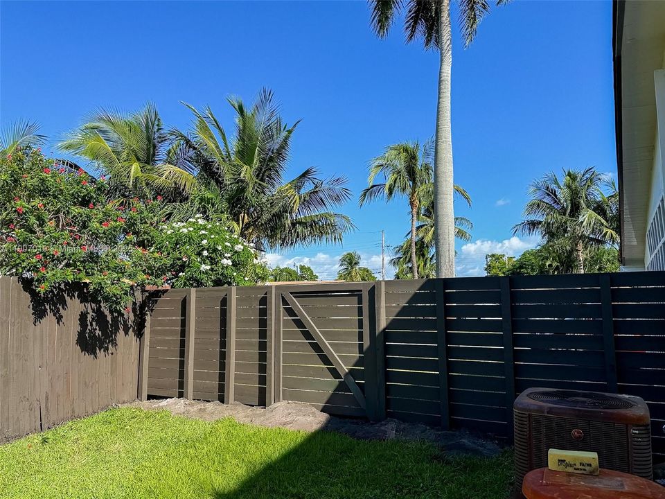 Spacious private Backyard