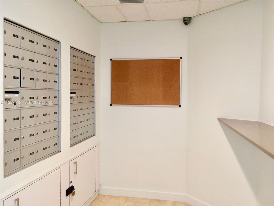 For Sale: $519,000 (2 beds, 2 baths, 880 Square Feet)