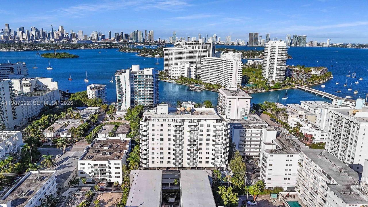 For Sale: $519,000 (2 beds, 2 baths, 880 Square Feet)