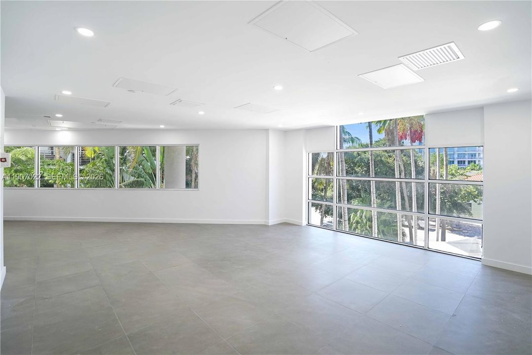 For Sale: $519,000 (2 beds, 2 baths, 880 Square Feet)