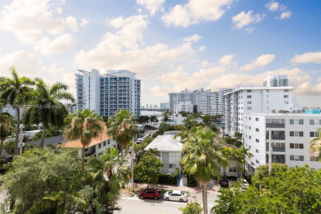 For Sale: $519,000 (2 beds, 2 baths, 880 Square Feet)