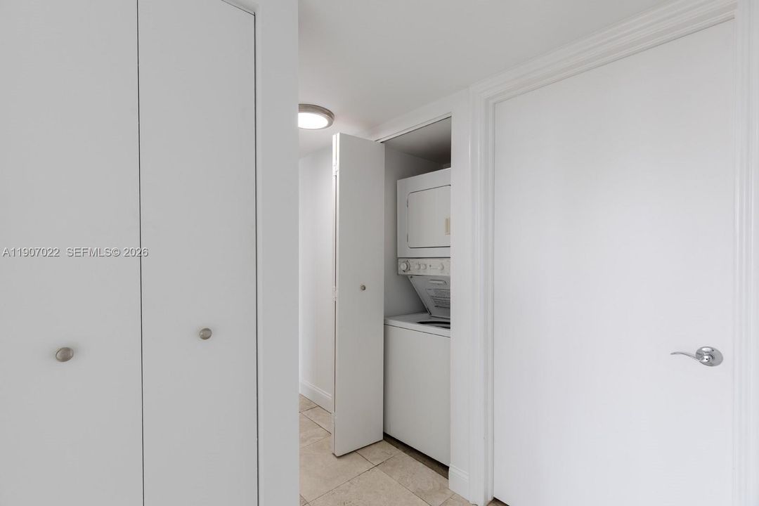 For Sale: $519,000 (2 beds, 2 baths, 880 Square Feet)