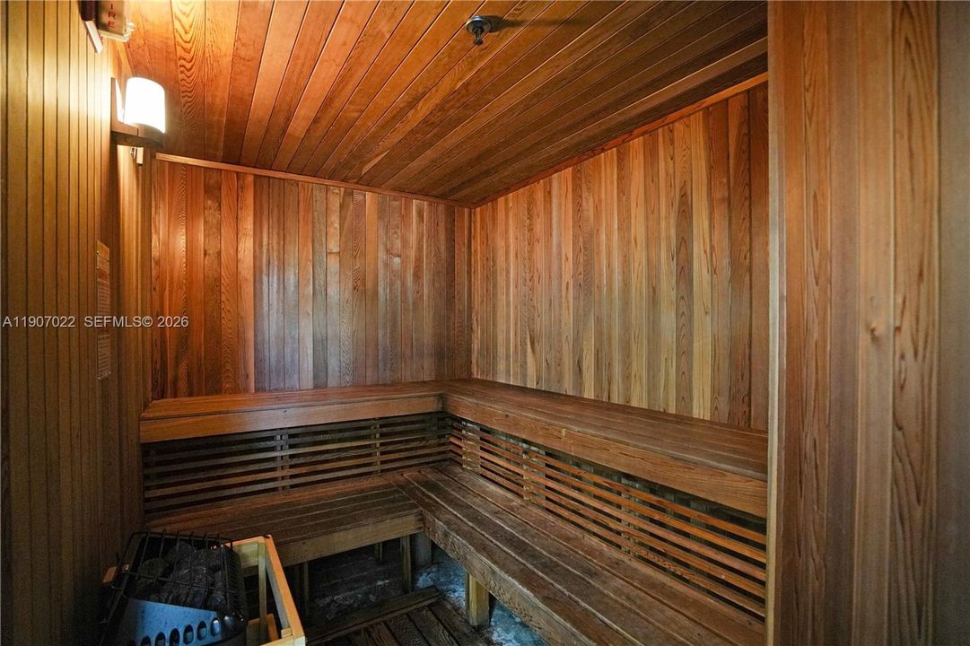 For Sale: $519,000 (2 beds, 2 baths, 880 Square Feet)