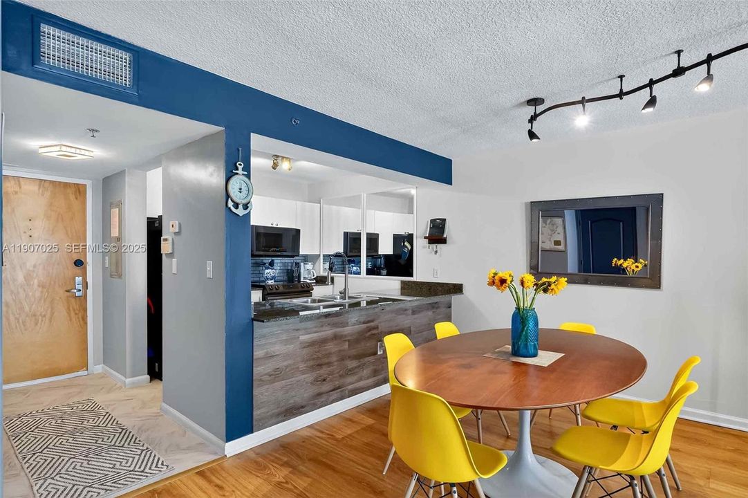 待售: $519,500 (1 贝兹, 1 浴室, 818 平方英尺)