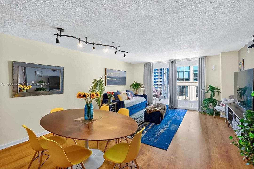 待售: $519,500 (1 贝兹, 1 浴室, 818 平方英尺)