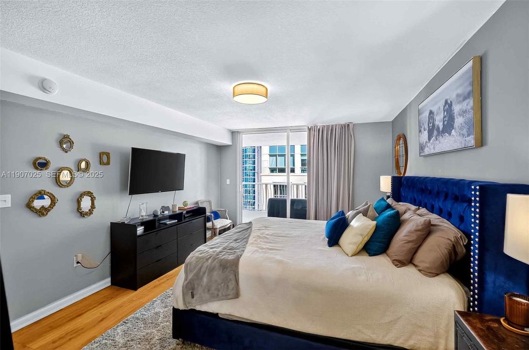 待售: $519,500 (1 贝兹, 1 浴室, 818 平方英尺)