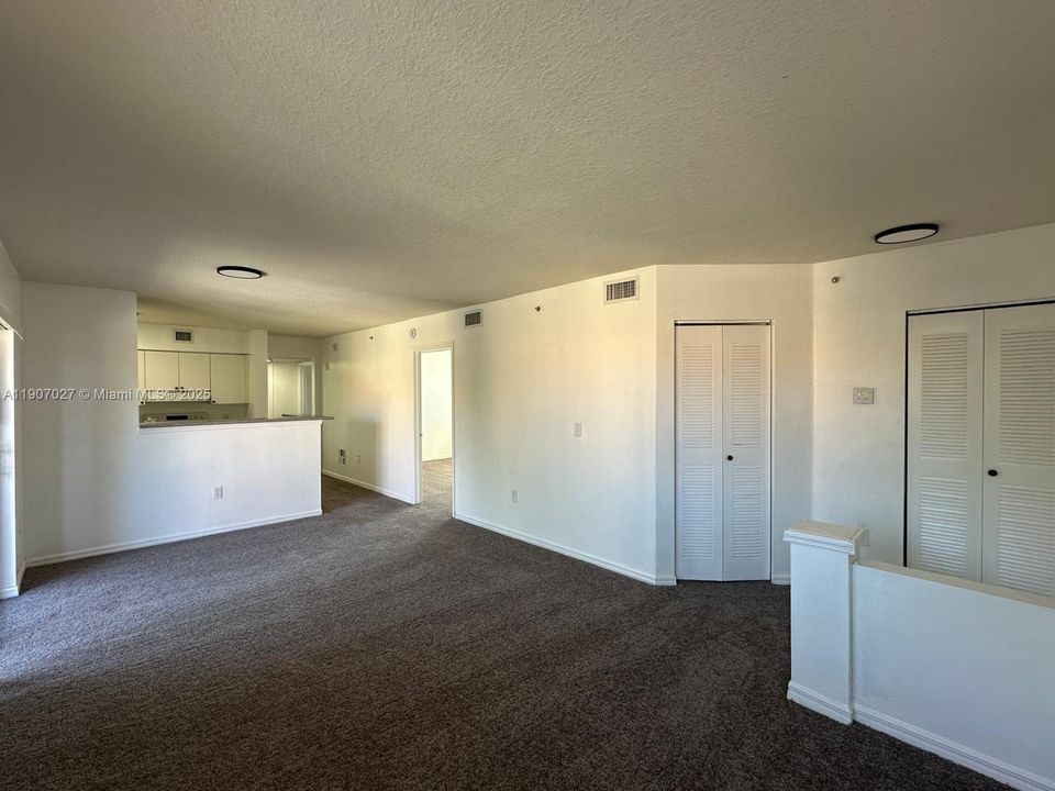 Под контрактом: $220,000 (3 спален, 2 ванн, 1088 Квадратных фут)