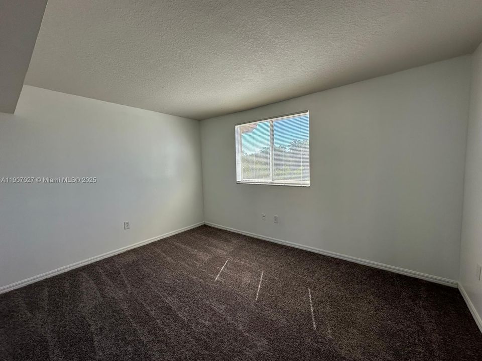 Под контрактом: $220,000 (3 спален, 2 ванн, 1088 Квадратных фут)