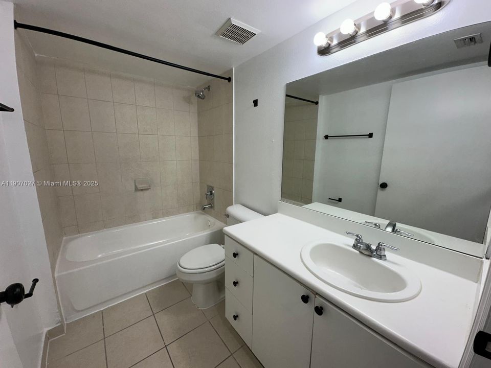 Под контрактом: $220,000 (3 спален, 2 ванн, 1088 Квадратных фут)