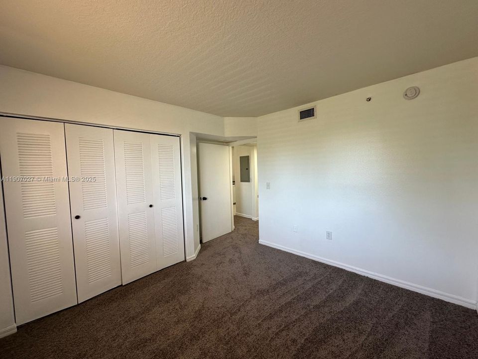 Под контрактом: $220,000 (3 спален, 2 ванн, 1088 Квадратных фут)