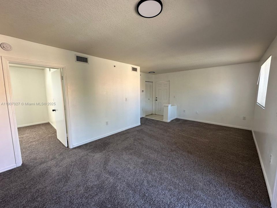 Под контрактом: $220,000 (3 спален, 2 ванн, 1088 Квадратных фут)