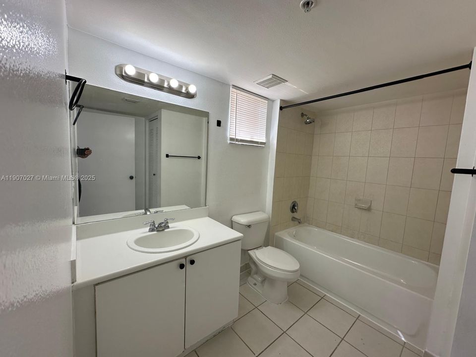 Под контрактом: $220,000 (3 спален, 2 ванн, 1088 Квадратных фут)